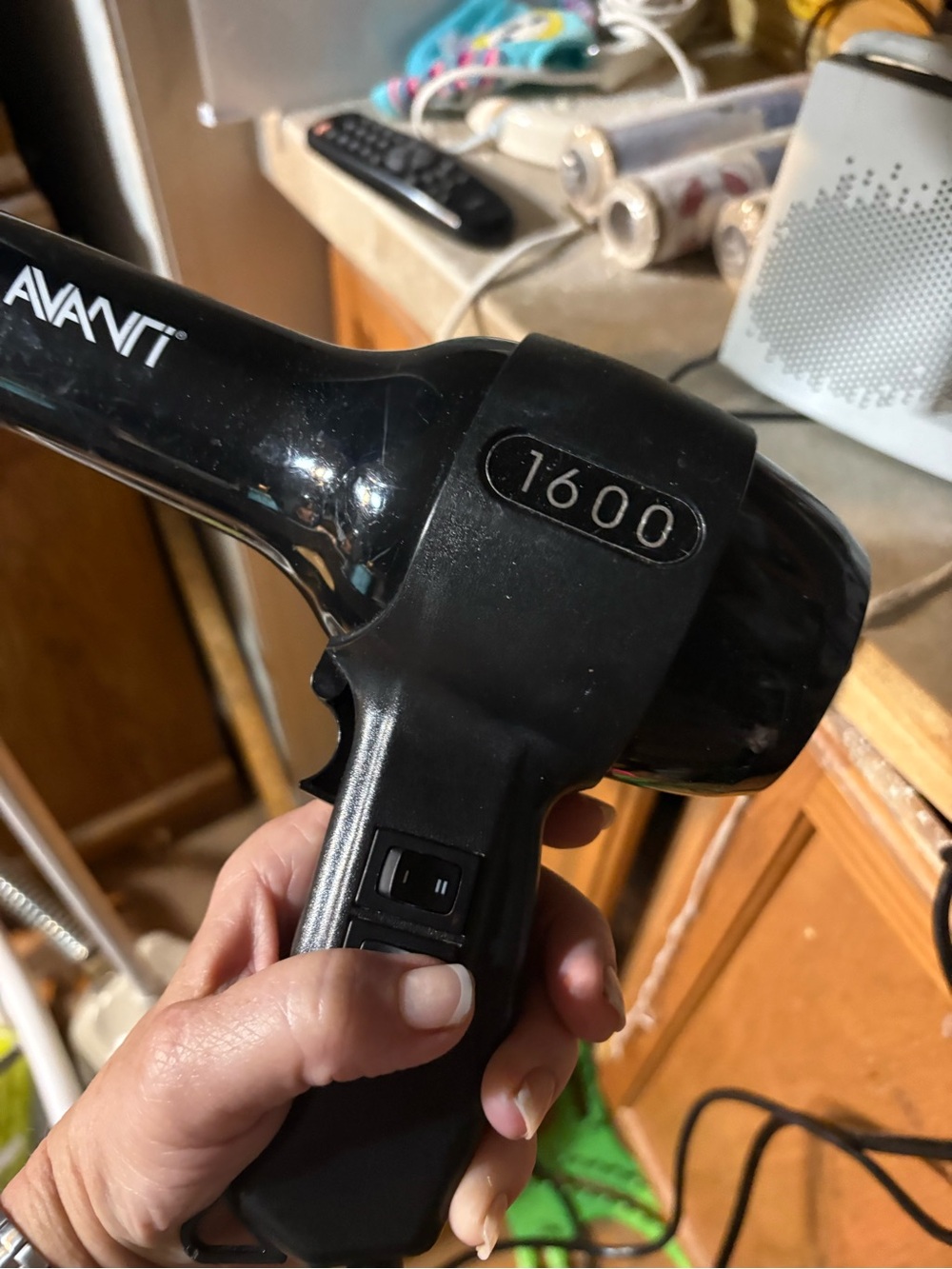 Avanti hair dryer featuring 1600-watt power and multiple heat/speed settings - Picture 4 of 4